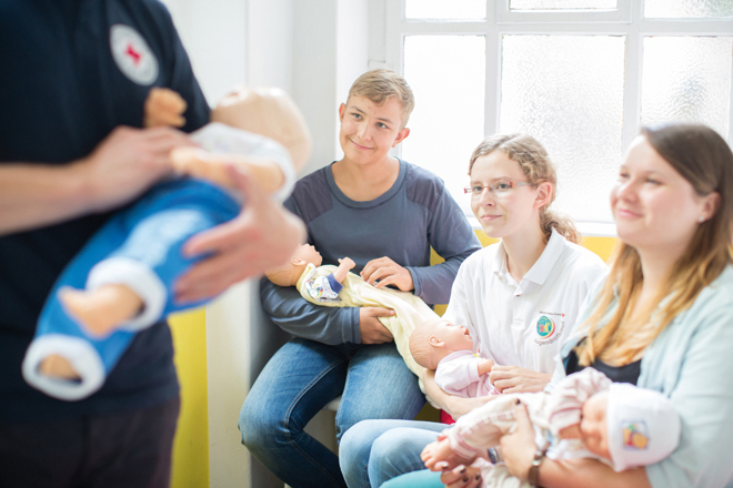 Inklusion und jung und alt, Rotkreuz Symbolfotos, Babysitterausbildung, Flugdienst, Kontakt-/Begegnungsstätte für Arbeitslose, Kleiderläden / Kleiderkammer, Ambulante Pflege